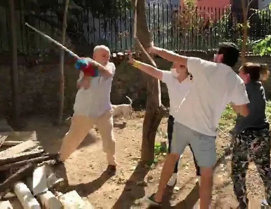 Komşular arasında kavga kamerada