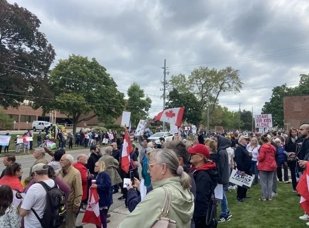 kanadada-lgbt-sapkinligina-direniyor-1-milyon-kisi-yuruyuse-katildi-ellerinizi-cocuklarimizdan-cekin-1695287775206.jpg Kanada’da LGBT sapkınlığına direniyor! 1 milyon kişi yürüyüşe katıldı: Ellerinizi çocuklarımızdan çekin-5