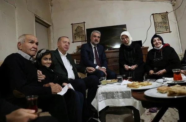 hatem-kurt-baskan-erdoganin-ziyaretini-bu-sozlerle-anlatti-liderimizin-buyuklugune-hassasiyetine-sahsiyetine-hayran-kaldik-1641065194177.jpeg Hatem Kurt, Başkan Erdoğan'ın ziyaretini bu sözlerle anlattı: "Liderimizin büyüklüğüne, hassasiyetine, şahsiyetine hayran kaldık"-4
