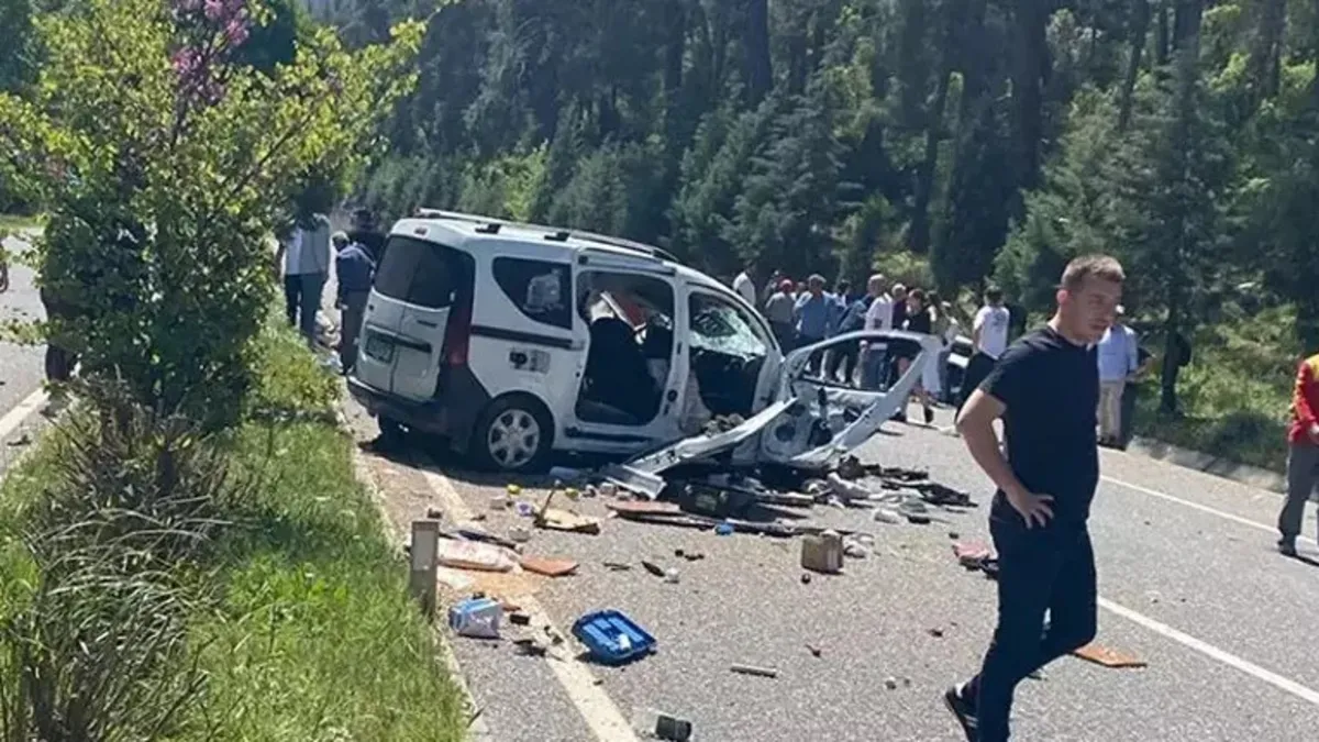 Marmaris'te 4 araç birbirine girdi! Ölü ve yaralılar var