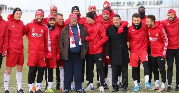 Sabaha kadar burdayık diyen fenomen simitçi Ahmet Yaşin, Sivasspor antrenmanında