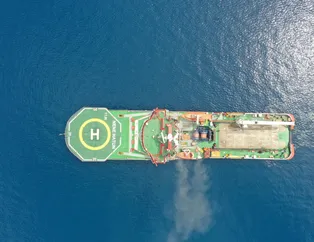 Dev gemi yangın bölgesinde! 150 metre uzağa...