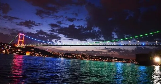 İstanbul’un köprüleri Azerbaycan bayrağının renkleriyle taçlandı