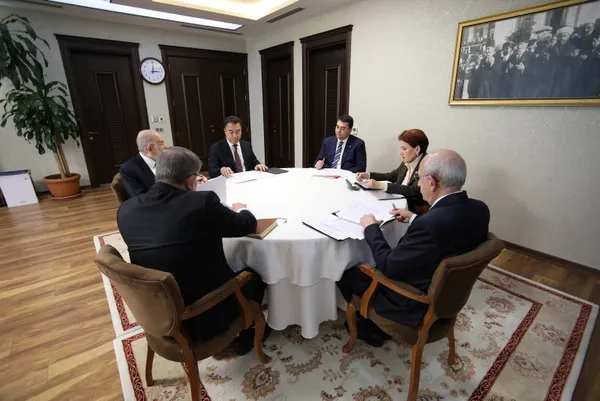 hdp-masanin-ustune-cikmaya-hazirlaniyor-ertugrul-kurkcuden-meral-aksenere-kayyim-gondermesi-1677929311703.jpg HDP masanın üstüne çıkmaya hazırlanıyor! Sancar'dan Kılıçdaroğlu'na yeşil ışık: "Cumhurbaşkanlığı adaylığı sürecini yeniden değerlendireceğiz"-12