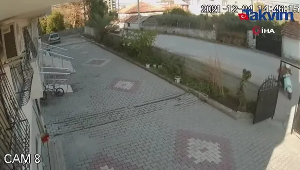 Hırsızlık olaylarında şahsın çaldığı demir kapıları motosikletle taşıması dikkat çekti