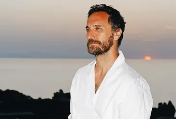 Oyuncu Fırat Çelik gizemli kız arkadaşıyla görüntülendi: Kameraları görünce yüzünü gizledi