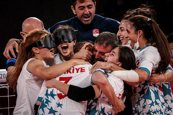 son-dakika-2020-tokyo-paralimpik-oyunlarinda-kadinlar-golbol-finalinde-abdyi-9-2-yenen-turkiye-altin-madalyaya-ulasti-1630666990429.jpg Başkan Erdoğan'dan Paralimpik Oyunları şampiyonu Golbol Kadın Milli Takımı'na tebrik telefonu-3