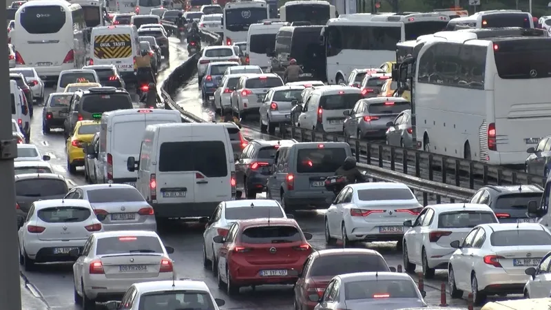 İstanbul'da trafik yoğunluğu yüzde 81'e ulaştı: Haftanın son iş gününde karayolları tıkandı | İşte trafik risk haritası..-2