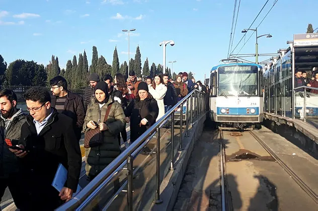 İstanbul'da tramvay seferlerinde aksama! Duraklarda yoğunluk oluştu