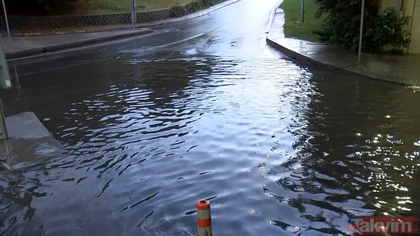 İstanbul'da yağmur etkisi! İstiklal'i su bastı Vatan Caddesi'nde yol çöktü... En çok o ilçeye yağdı - 10
