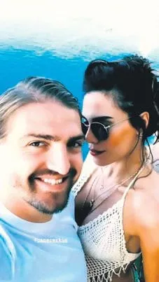 Şükran Ovalı'dan Fenerbahçeli eşi Caner Erkin'e moral şarkısı