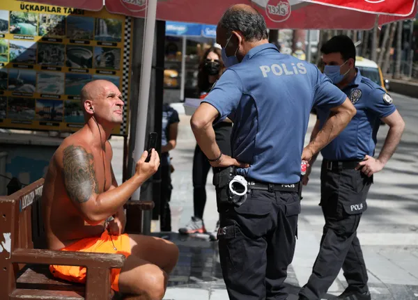 ingiliz-turistten-kadin-polise-ahlaksiz-teklif-serbest-kaldi-1620138987789.jpg İngiliz turistten kadın polise ahlaksız teklif! Serbest kaldı-3