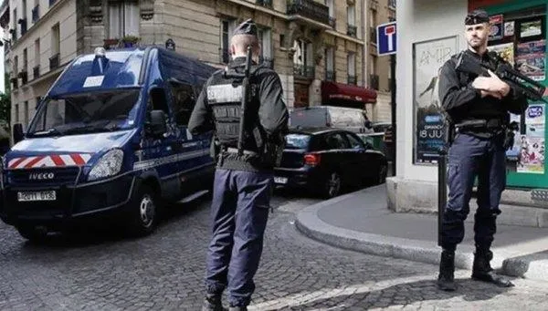 Fransa'da ırkçılık tavan yaptı! Polisler Türklerin evini uzun namlulu silahlarla bastı: 4 çocuk karakola götürüldü-3