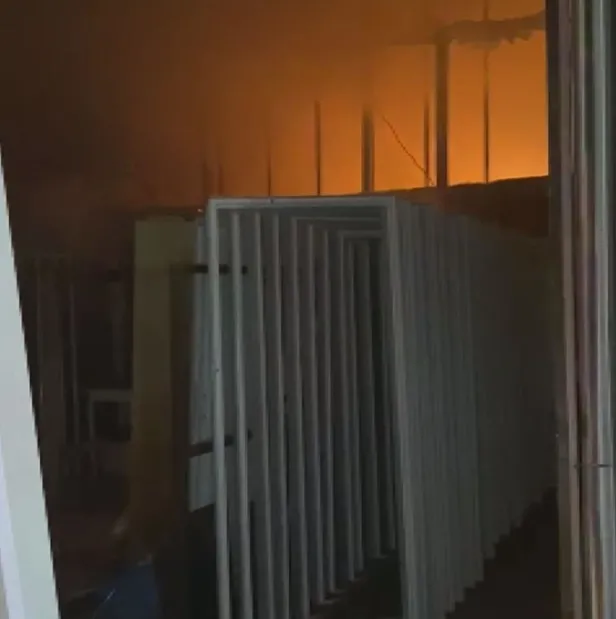 izmirde-1636856535806.jpeg İzmir Bornova'da alacak-verecek meselesi kundaklama ile bitti! Mobilya atölyesi alev alev yandı-5