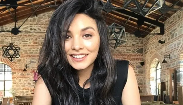 Hazal Filiz Küçükköse kimdir? Bikinili pozlarıyla gündem olan Hazal Filiz Küçükköse kaç yaşında?-2