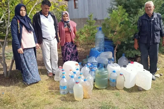 Ankara'da barajın yanında susuzluk çilesi: Su bidonu taşımaktan hepsi fıtık oldu!