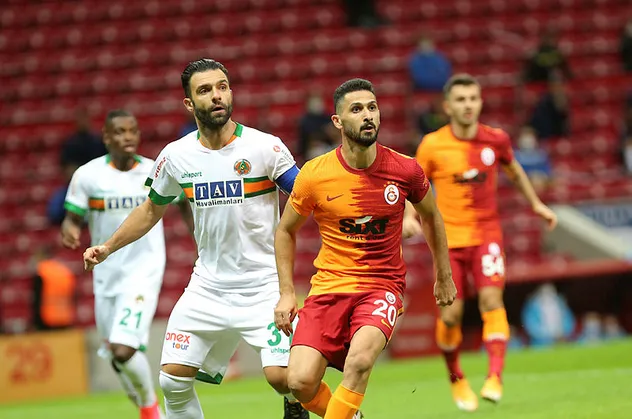 Galatasaray'a imza müjdesi! Emre Akbaba takımda kalıyor