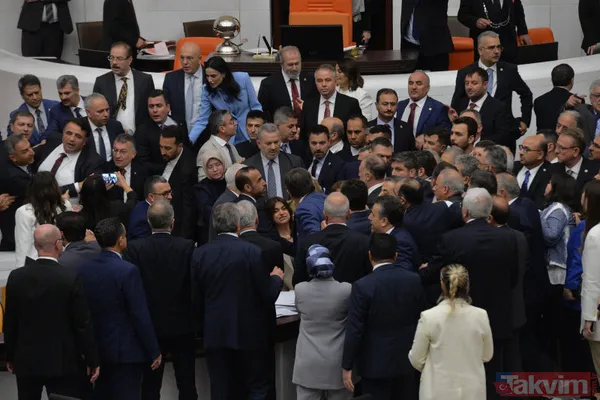 PKK sokakları DEM Parti Meclis'i karıştırdı! Kavga dövüş kürsüyü işgal ettiler | AK Parti'den "Meclis'te PKK istemiyoruz" sloganları - 16