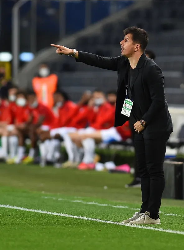 fenerbahcede-ruzgar-tersine-dondu-emre-belozogluyla-yollar-ayrilsin-isteniyor-1620817010538.jpg Fenerbahçe'de rüzgar tersine döndü! Emre Belözoğlu'yla yollar ayrılsın isteniyor-2