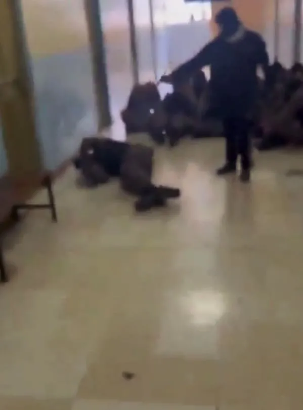 kartel-uyeleri-gazetecileri-rehin-aldi-spikerin-cebine-dinamit-ve-bomba-koydular-1704835469997.jpeg Kartel üyeleri, gazetecileri rehin aldı! Spikerin cebine dinamit ve bomba koydular | Gardiyanları canlı canlı infaz ettiler-11