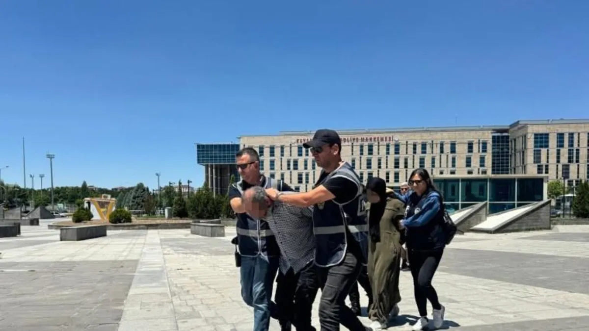 Kayseri'de Atatürk Anıtı'na baltalı saldırı! Dayı-yeğen tutuklandı