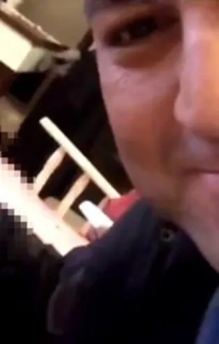 Masterchef programı ile ünlü olan Murat Özdemir'den papağana işkence