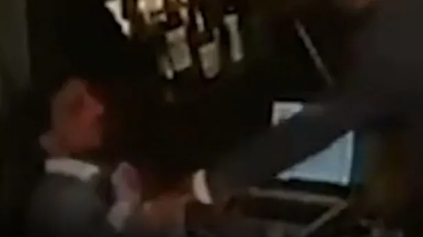 Ermenistan Bilişim Bakanı Hakob Arshakyan soru soran gazeteciyi yumrukladı!-1