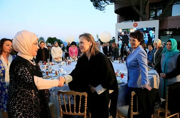 Emine Erdoğan akademisyen, sanatçı ve işkadınlarına iftar daveti verdi-1
