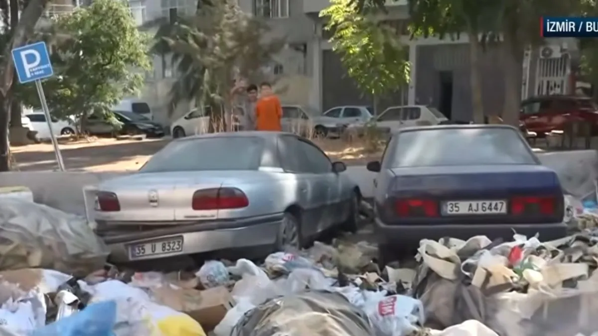 Buca'da çöp ve molozdan geçilmiyor! Esnaf isyanda