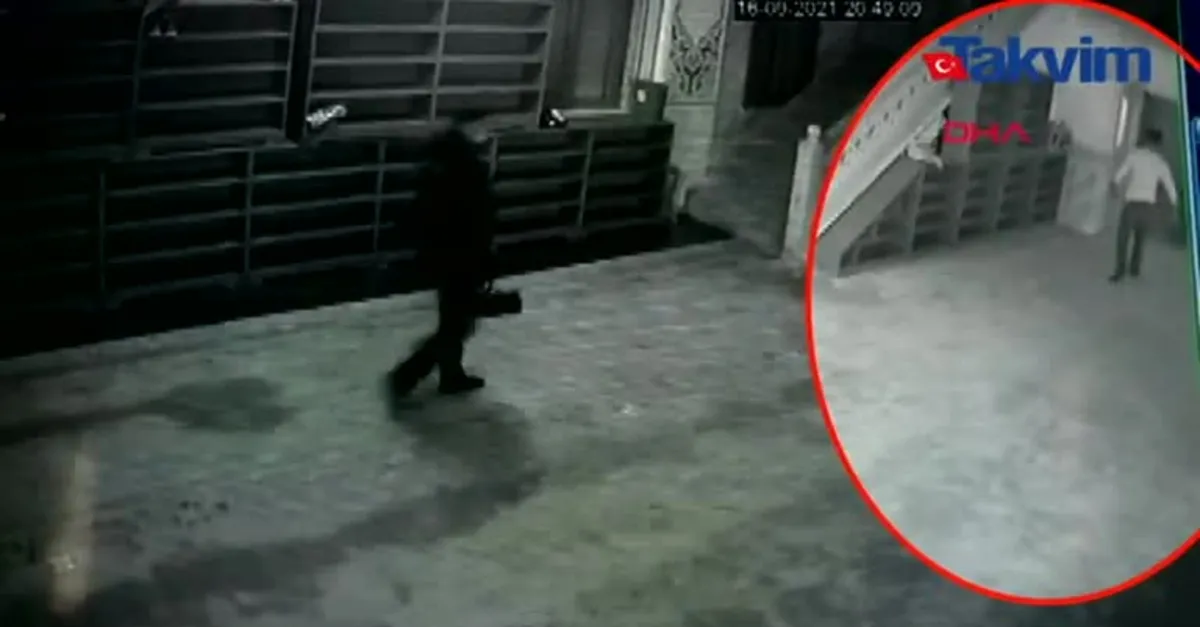 Sultangazi’de cami imamına sarhoş tarafından sopalı saldırı! O anlar kamerada…
