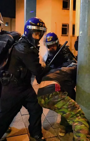 Son dakika: İngiltere'nin Bristol kenti karıştı! Karakol ateşe verildi: Güvenlik güçlerinden sert müdahale