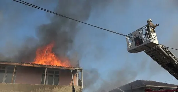 İstanbul Eyüpsultan’da iki katlı binanın çatısında yangın