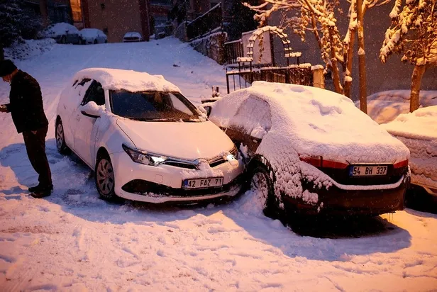 İstanbul felç oldu! Uyarılara rağmen İBB tedbir almayınca kazalar peş peşe geldi