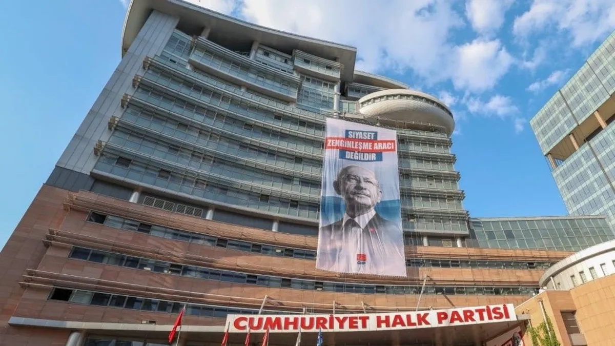 CHP Genel Merkezi’nden İmamoğlu’na pankartlı gönderme: “Siyaset zenginleşme aracı değildir”