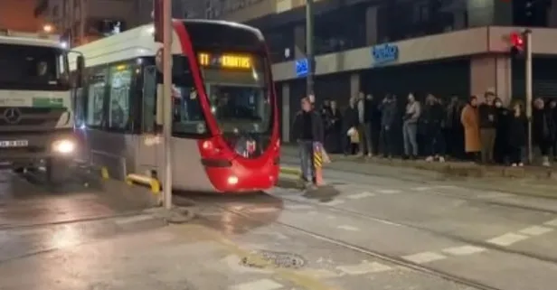 Tramvay ile otomobil çarpıştı! Zeytinburnu-Topkapı istikametindeki tramvay seferlerinin durduruldu