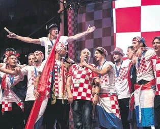 Az kalsın otobüsten düşüyordu!