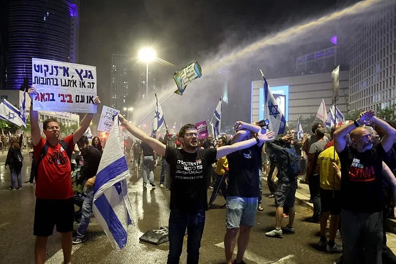 Tel Aviv'de ortalık karıştı! Esir takası anlaşması ve Netanyahu'nun istifası talebiyle binlerce İsrailli sokaklara indi-5