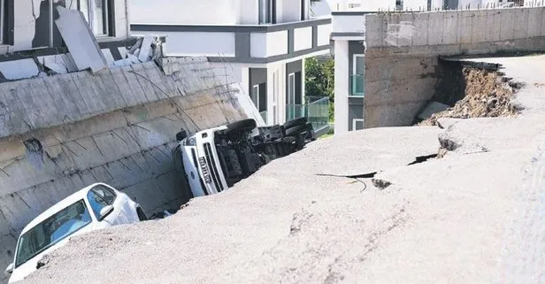 İzmir’i sel vurdu! Araçlar çukura düştü, yollar çöktü