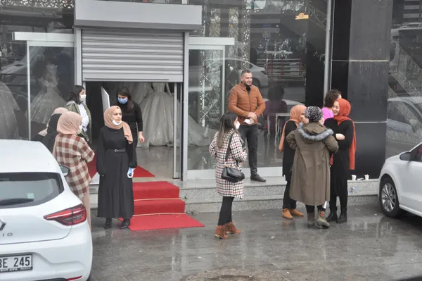 diyarbakirda-2-katli-gelinlik-magazasinda-yangin-cikti-biri-hamile-7-kadin-dumandan-etkilendi-1607941309423.jpg Diyarbakır'da 2 katlı gelinlik mağazasında yangın çıktı: Biri hamile 7 kadın dumandan etkilendi-5