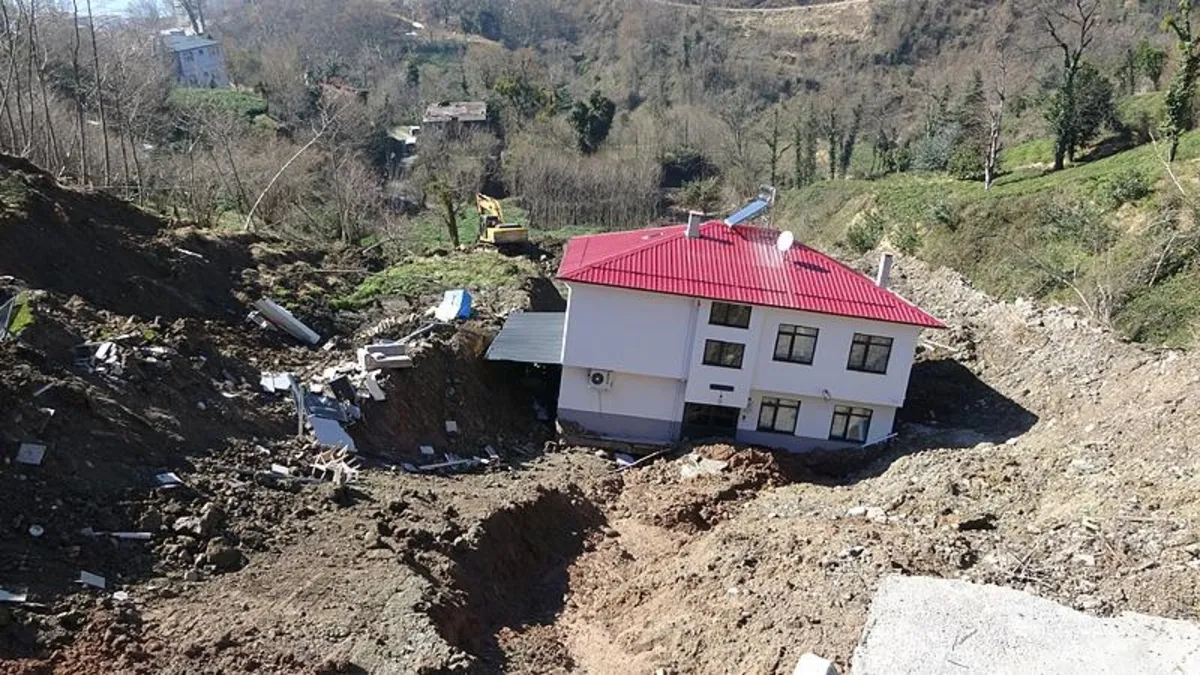 Artvin'deki heyelanda 50 metre sürüklenen evin sahibi konuştu: "Helal para ile yapıp iyi usta bulmuşum"