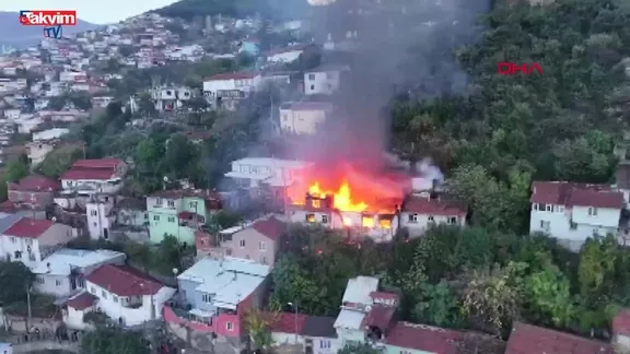 Bursa'da 2 katlı binada çıkan yangın 3 eve daha sıçradı