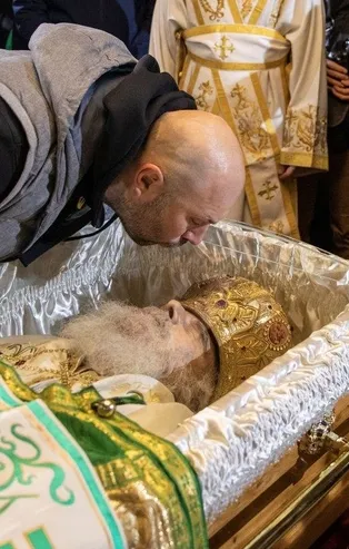 Koronadan ölen Sırp Ortodoks Kilisesi Patriği Irinej'in naaşını öpücüğe boğdular