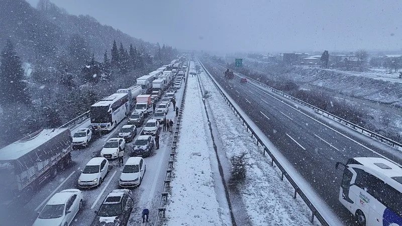 Uzun kuyruklar oluştu. (AA)