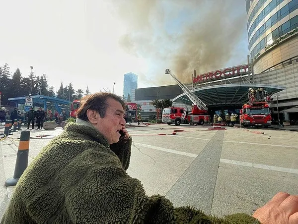 besiktas-leventte-avm-yangini-dumanlar-gokyuzunu-kapladi-tahliye-edildiler-1671196083662.jpeg Beşiktaş Levent’te AVM yangını! İşletme sahibinden bomba iddia: "Dükkanımı alışveriş merkezi yaktı"-10