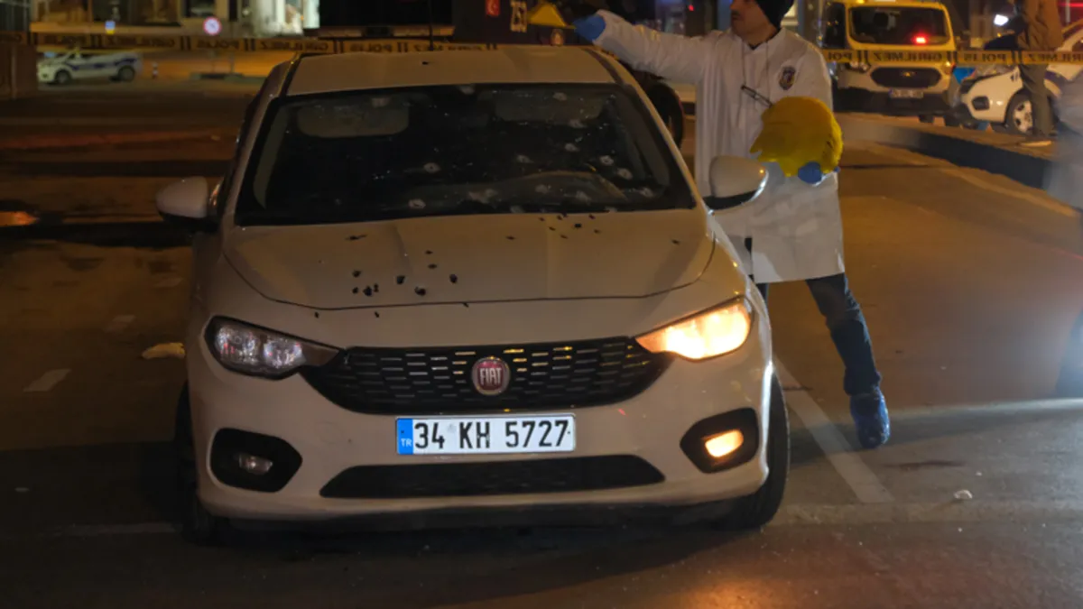 Son dakika: Ümraniye'de kırmızı ışıkta duran araca uzun namlulu silahlarla saldırı