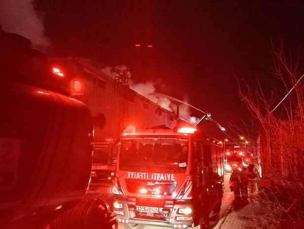 arnavutkoyde-kaucuk-fabrikasinda-yangin-cikti-patlamalar-yurekleri-agizlara-getirdi-1673232257780.jpeg