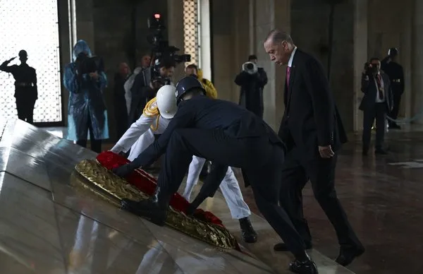 baskan-erdogan-anitkabiri-ziyaret-etti-1685803603786.jpg