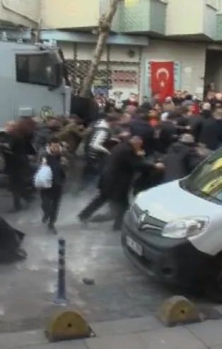 Gaziosmanpaşa'da pazar yeri gerginliği: Polis gazla müdahale etti!