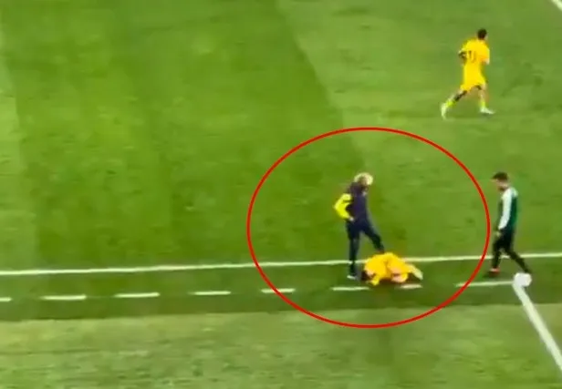 İstanbulspor - Fenerbahçe maçında akılalmaz olay: Jorge Jesus yerde yatan oyuncuya tekme attı!-3