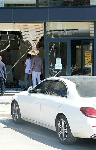 Fren yerine gaza basan sürücü lüks aracıyla vergi dairesine daldı